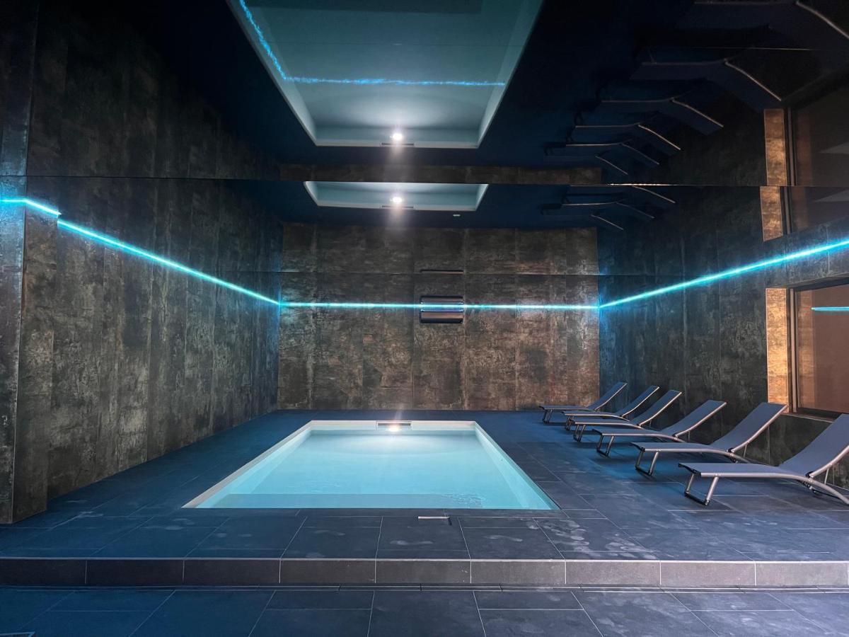 400m2 Piscine Intérieure Chauffée *